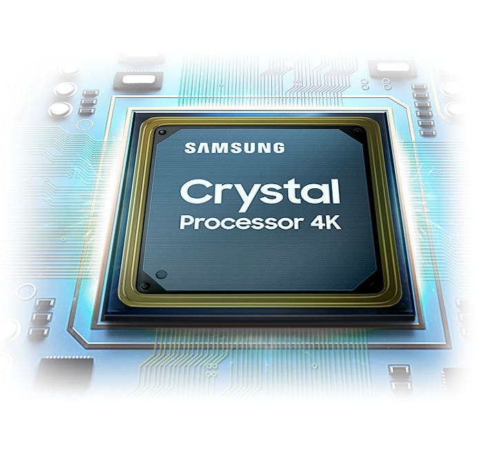 Con chip của bộ xử lý Crystal được hiển thị. Logo Samsung cũng như logo Crystal Processor 4K có thể được nhìn thấy ở trên cùng.